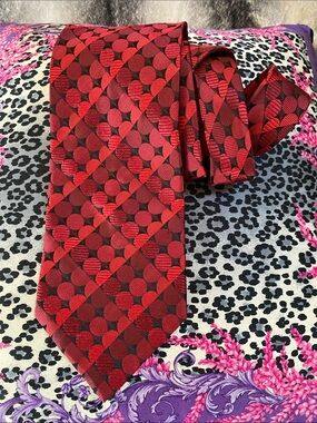 💯 Silk Hand Made Luxurious Red Black Subtle Shimmer Textured Tie
